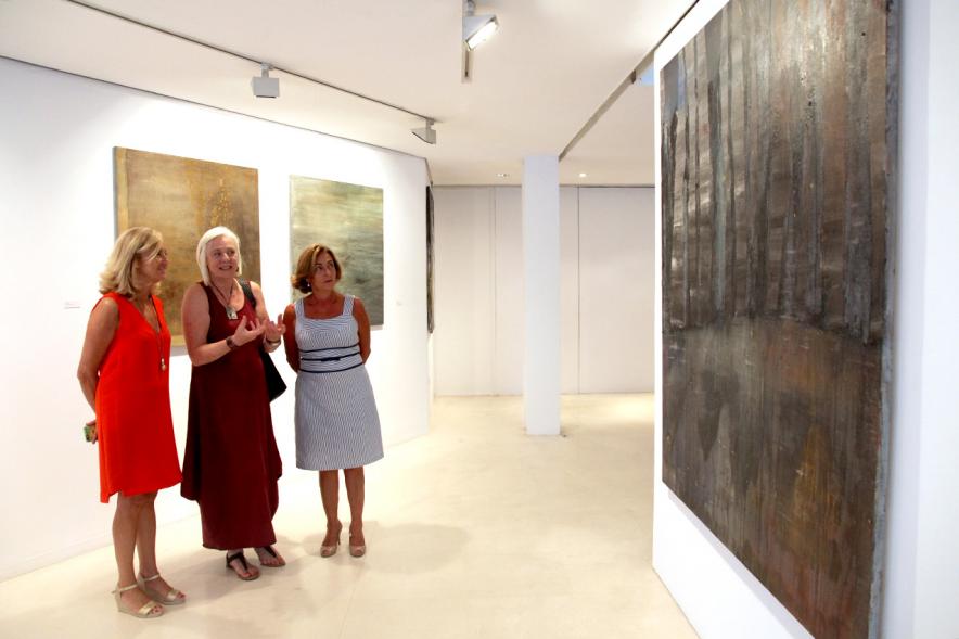 Inauguración Exposición "Frente a Frente" de Miren Aguirre - La autora de la exposición Miren Aguirre con unas asistentes.