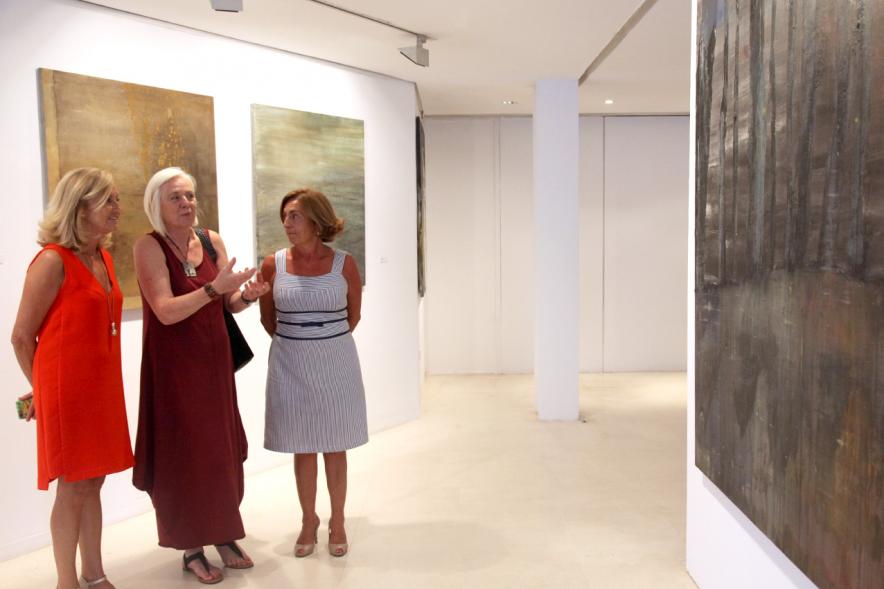Inauguración Exposición "Frente a Frente" de Miren Aguirre - La autora de la exposición Miren Aguirre con unas asistentes.