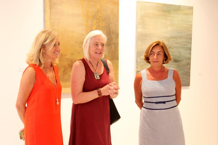 Inauguración Exposición "Frente a Frente" de Miren Aguirre - La autora de la exposición Miren Aguirre con unas asistentes.