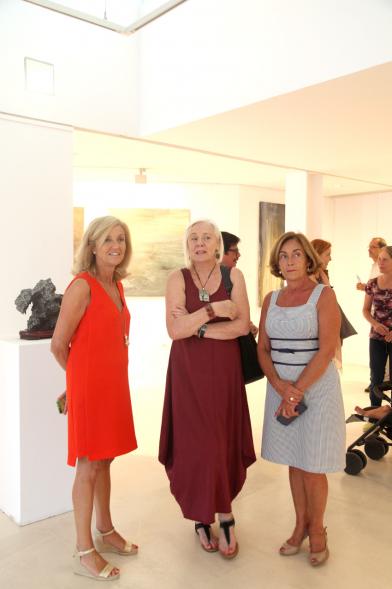 Inauguración Exposición "Frente a Frente" de Miren Aguirre - La autora de la exposición Miren Aguirre con unas asistentes.