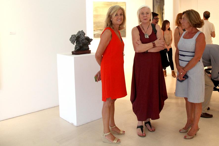 Inauguración Exposición "Frente a Frente" de Miren Aguirre - La autora de la exposición Miren Aguirre con unas asistentes.