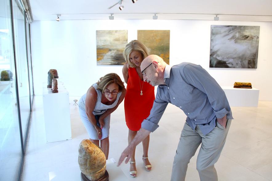 Inauguración Exposición "Frente a Frente" de Miren Aguirre - Público asistente a la exposición.
