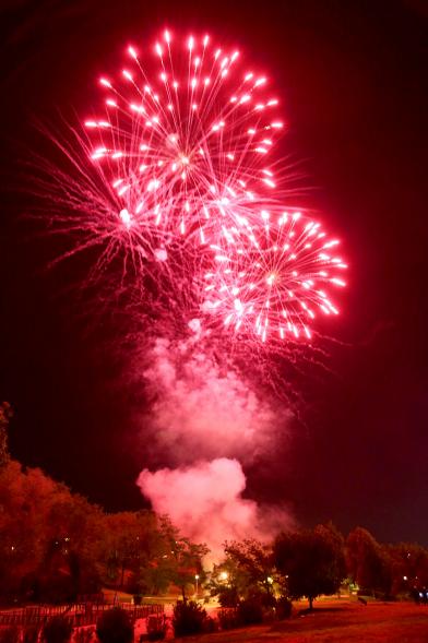 Detonaciones rojas en el cielo nocturno