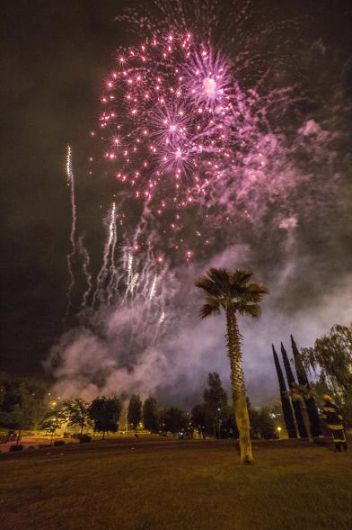 Detonaciones rojas en el cielo nocturno