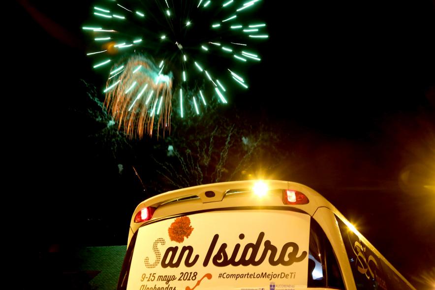 Detonaciones en el cielo con autobus en primer plano