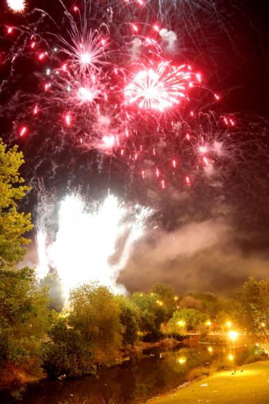 Detonaciones en el cielo nocturno