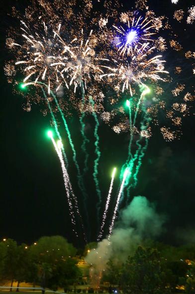 Detonaciones en el cielo nocturno