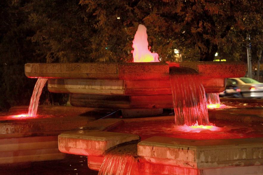 Iluminación de Fuente por el Día del Cancer de Mama - Imagen de fuente iluminada de color rosa.