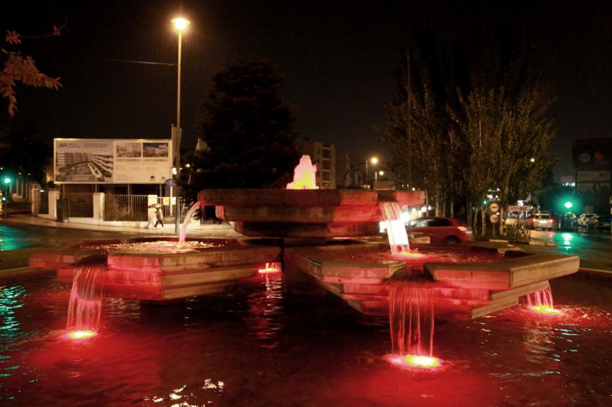 Iluminación de Fuente por el Día del Cancer de Mama - Imagen de fuente iluminada de color rosa.