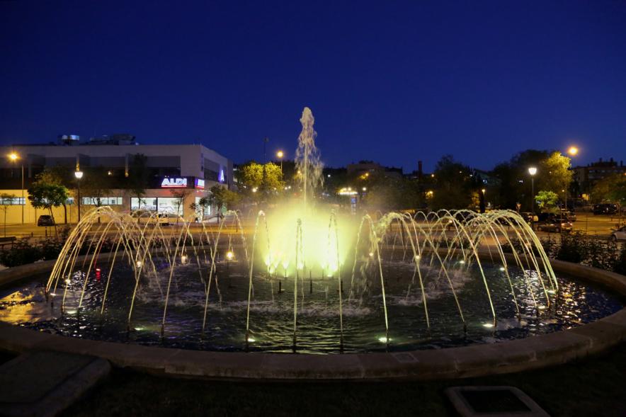 Fuente Iluminada por el Día de la Osteogénesis Imperfecta - Imagen durante la noche de la fuente en pleno funcionamiento y con su iluminación.