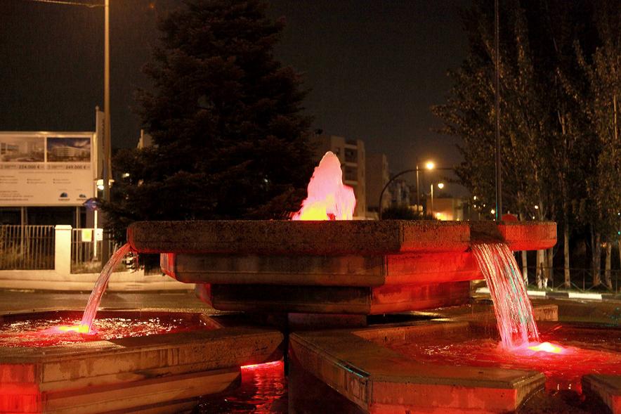 Iluminación de Fuente por el Día del Cancer de Mama - Imagen de fuente iluminada de color rosa.