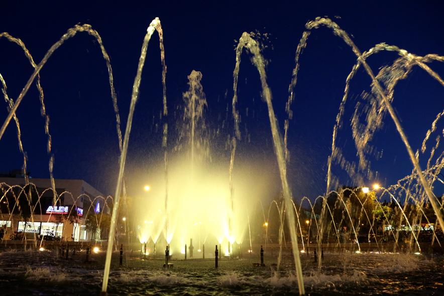 Fuente Iluminada por el Día de la Osteogénesis Imperfecta - Imagen durante la noche de la fuente en pleno funcionamiento y con su iluminación.