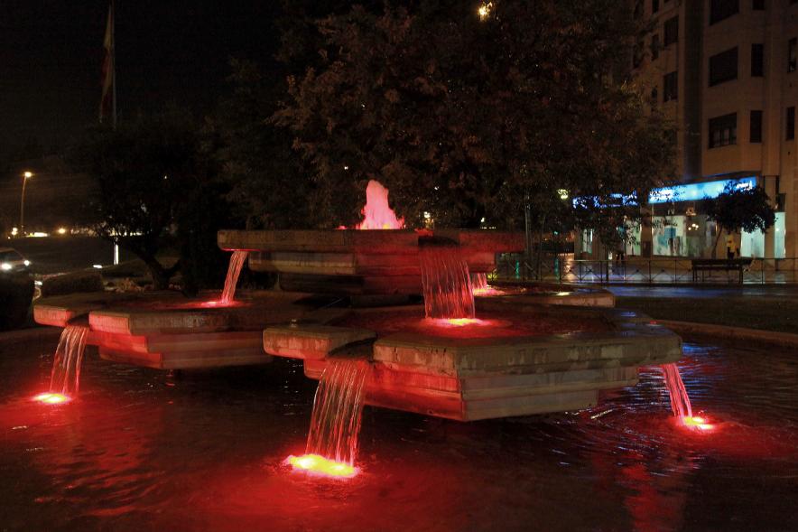 Iluminación de Fuente por el Día del Cancer de Mama - Imagen de fuente iluminada de color rosa.