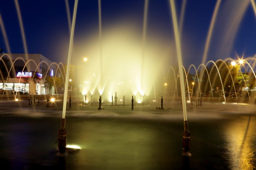 Fuente Iluminada por el Día de la Osteogénesis Imperfecta - Imagen durante la noche de la fuente en pleno funcionamiento y con su iluminación.