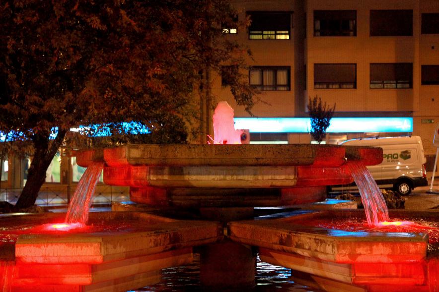 Iluminación de Fuente por el Día del Cancer de Mama - Imagen de fuente iluminada de color rosa.
