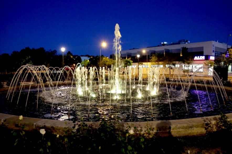 Fuente Iluminada por el Día de la Osteogénesis Imperfecta - Imagen durante la noche de la fuente en pleno funcionamiento y con su iluminación.