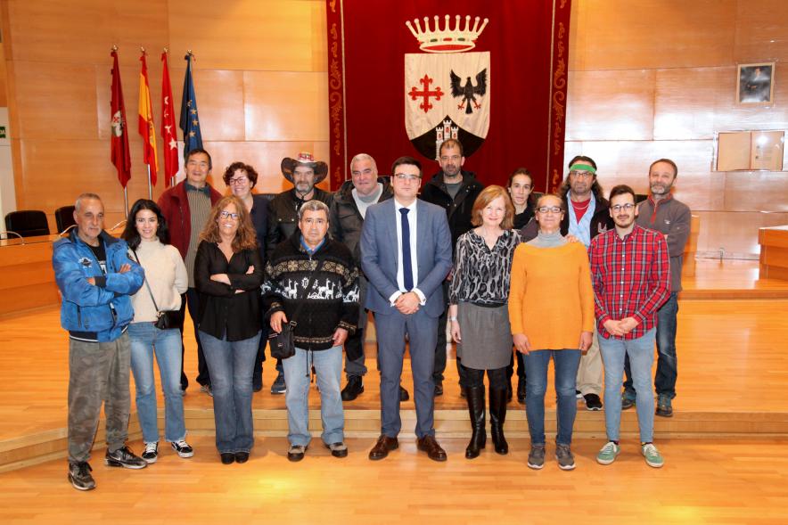 Participantes del evento junto a representantes del consistorio.