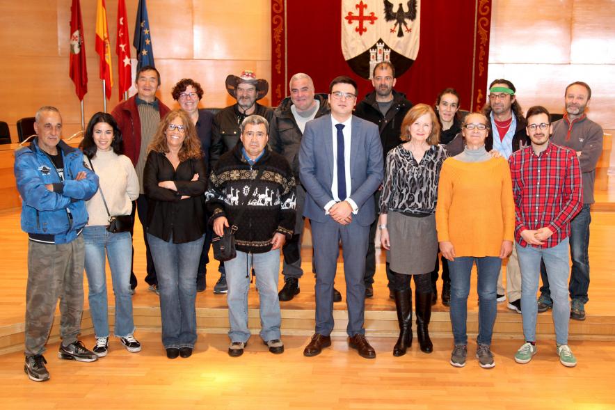 Participantes del evento junto a representantes del consistorio.