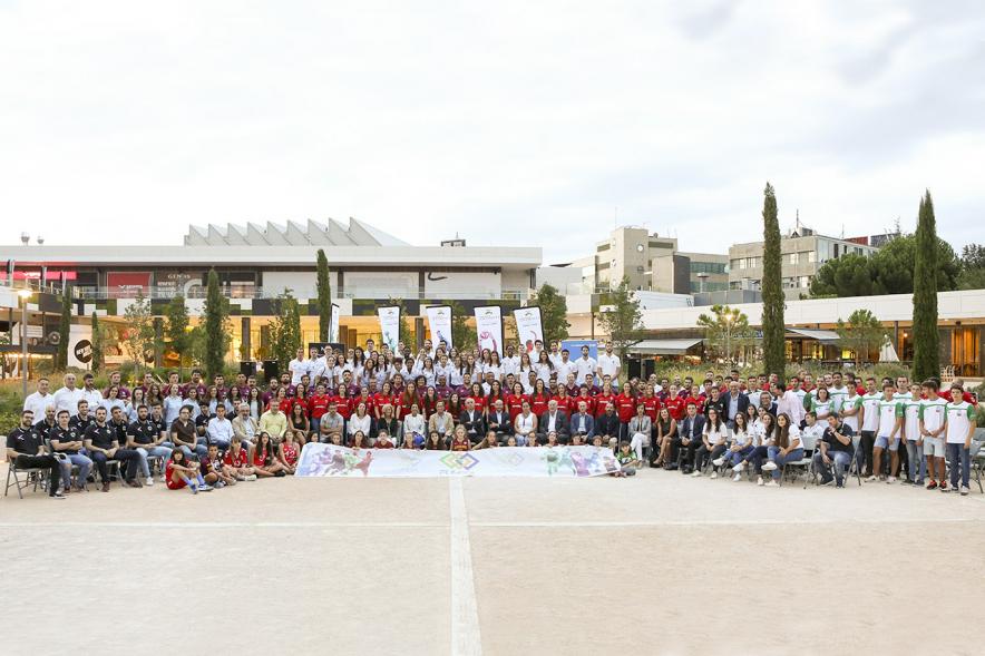 Presentación Equipos FUNDAL 2018-19 - Panorámica del posado de todos los equipos  con el equipo municipal, del sr. García de Vinuesa.