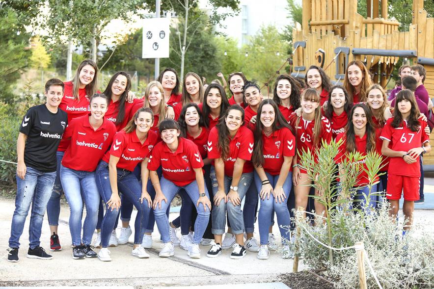 Presentación Equipos FUNDAL 2018-19 - Posado de  varias categorias de los  equipos femeninos de balonmano.