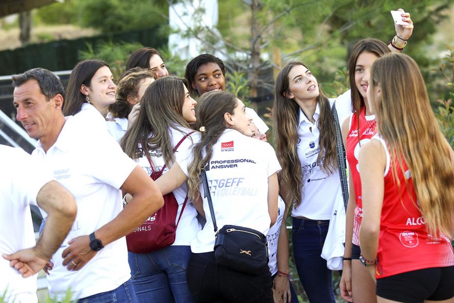 Presentación Equipos FUNDAL 2018-19 - Imagen del selfie de un grupo de jugadoras.