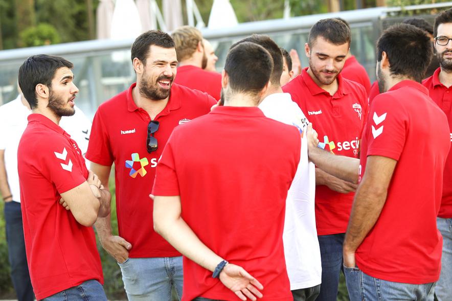 Presentación Equipos FUNDAL 2018-19 - Imagen de varios jugadores de balonmano sonriendo.