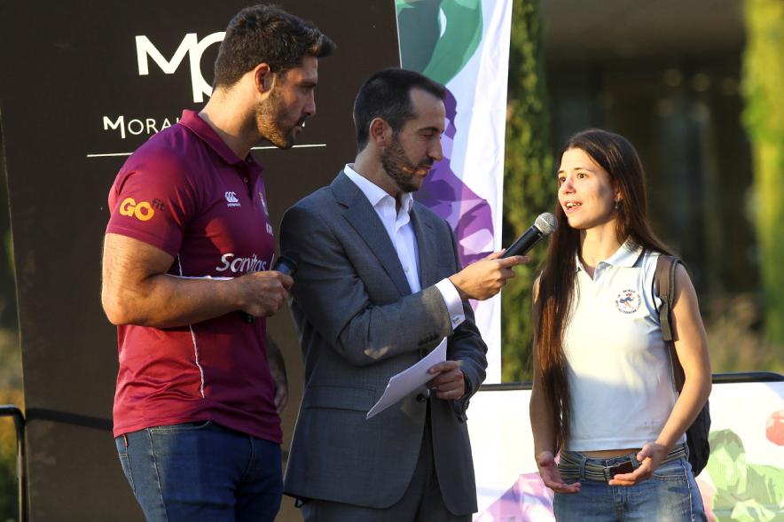 Presentación Equipos FUNDAL 2018-19 - Imagen de la entrevista  de los presentadores a una jugadora.