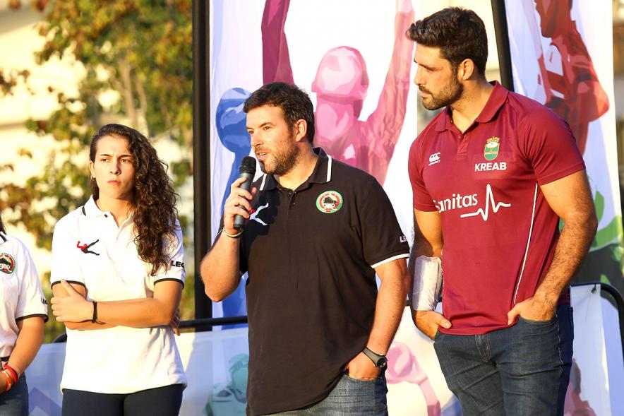 Presentación Equipos FUNDAL 2018-19 - Imagen del discurso de un entrenador junto al presentador.