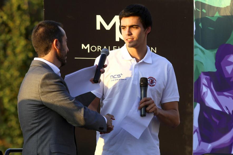 Presentación Equipos FUNDAL 2018-19 -   Primer plano del presentador con uno de los jugadores.  