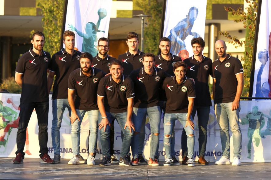 Presentación Equipos FUNDAL 2018-19 - Posado del equipo de balonmano masculino.