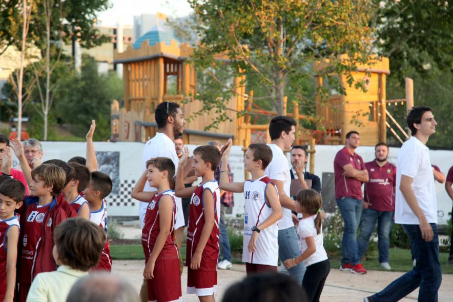 Presentación de los Equipos FUNDAL 2017 - Saludos entre el equipo infantil.