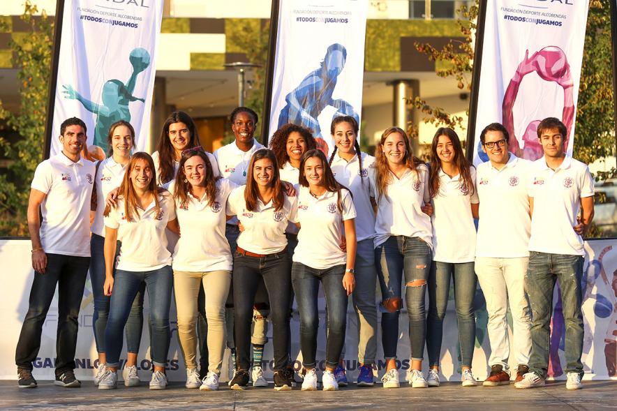 Presentación Equipos FUNDAL 2018-19 - Posado del equipo femenino  de balonmano con los entrenadores.