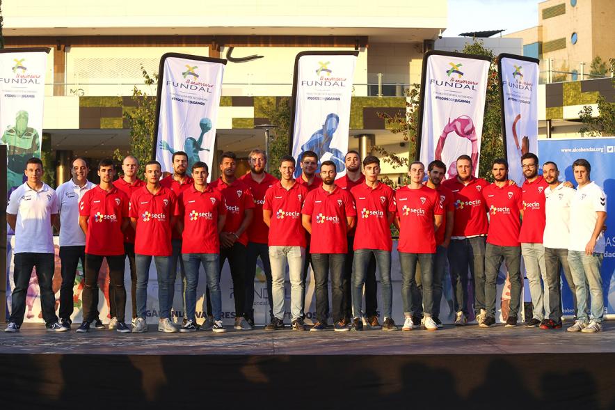 Presentación Equipos FUNDAL 2018-19 - Posado de un equipo masculino de balonmano al completo.