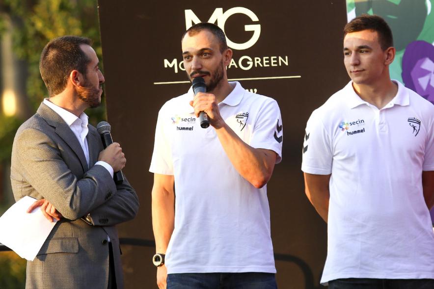 Presentación Equipos FUNDAL 2018-19 -Imagen de la entrevista del presentador a varios jugadores de balonmano.