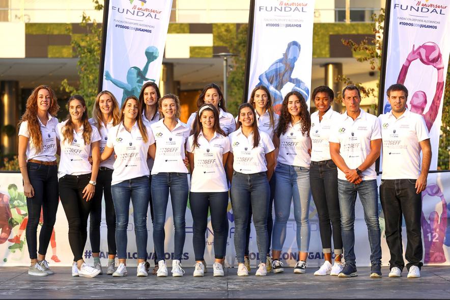 Presentación Equipos FUNDAL 2018-19 -  Posado del equipo femenino  de balonmano con los entrenadores.