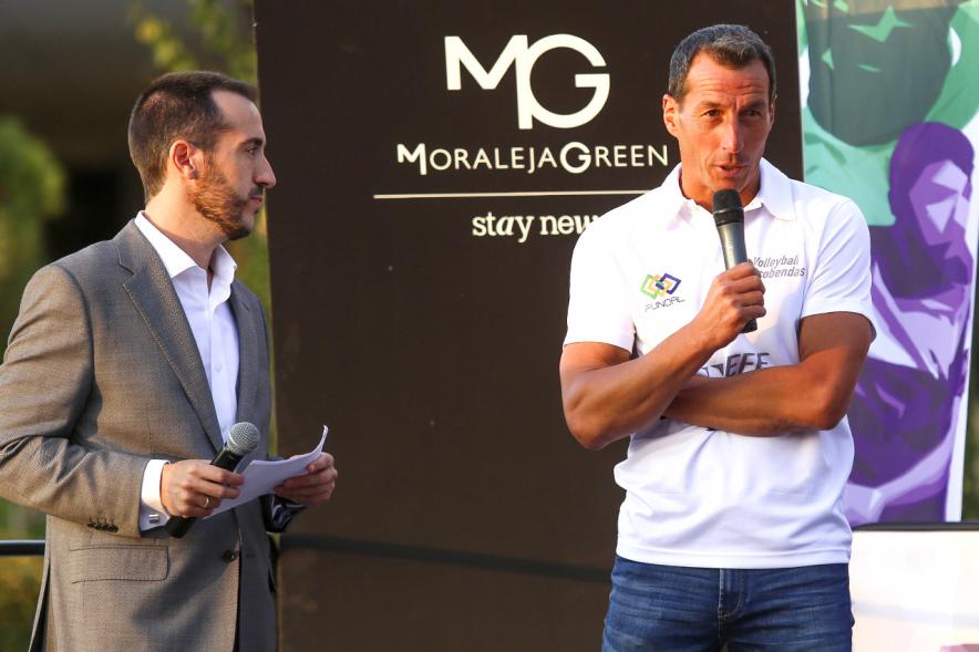 Presentación Equipos FUNDAL 2018-19 - Primer plano del presentador con uno de los entrenadores.