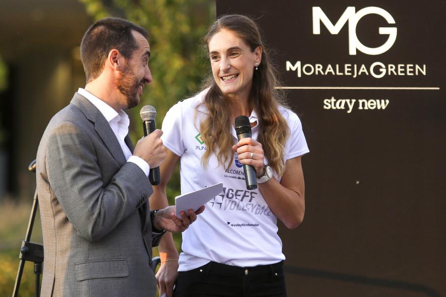 Presentación Equipos FUNDAL 2018-19 - Primer plano del presentador con una de las jugadoras.