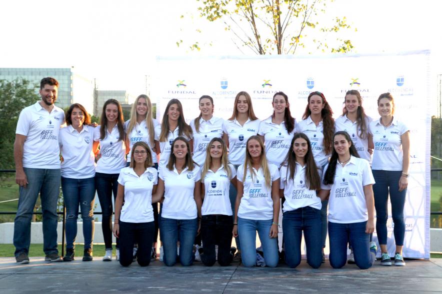 Presentación de los Equipos FUNDAL 2017 - Equipo femenino con su entrenador.