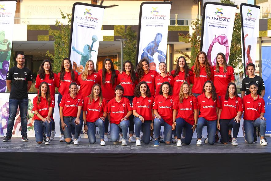 Presentación Equipos FUNDAL 2018-19 - Posado de las jugadoras de vóley con sus entrenadores.