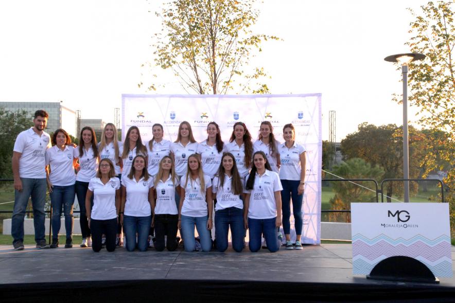 Presentación de los Equipos FUNDAL 2017 - Equipo femenino con su entrenador.