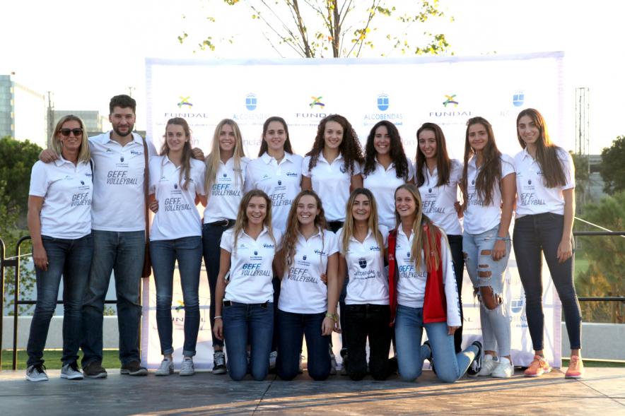 Presentación de los Equipos FUNDAL 2017 - Equipo femenino con su entrenador.