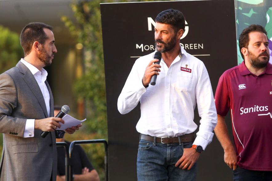 Presentación Equipos FUNDAL 2018-19 -Imagen de un entrenador hablando con los presentadores.