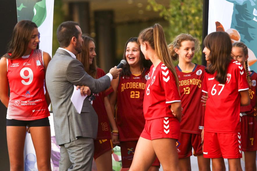 Presentación Equipos FUNDAL 2018-19 - Imagen del presentador entrevistando a las jugadoras de balonmano.