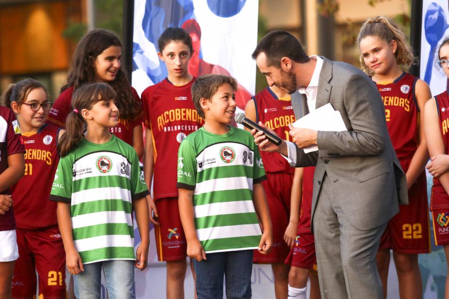 Presentación Equipos FUNDAL 2018-19 - Imagen de la presentación de un equipo infantil con el alcalde García de Vinuesa.