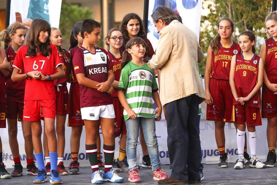 Presentación Equipos FUNDAL 2018-19 -  Imagen de la presentación de un equipo infantil con el alcalde García de Vinuesa.