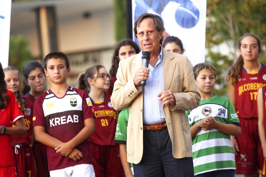 Presentación Equipos FUNDAL 2018-19 - Imagen de la presentación de un equipo infantil con el alcalde García de Vinuesa.