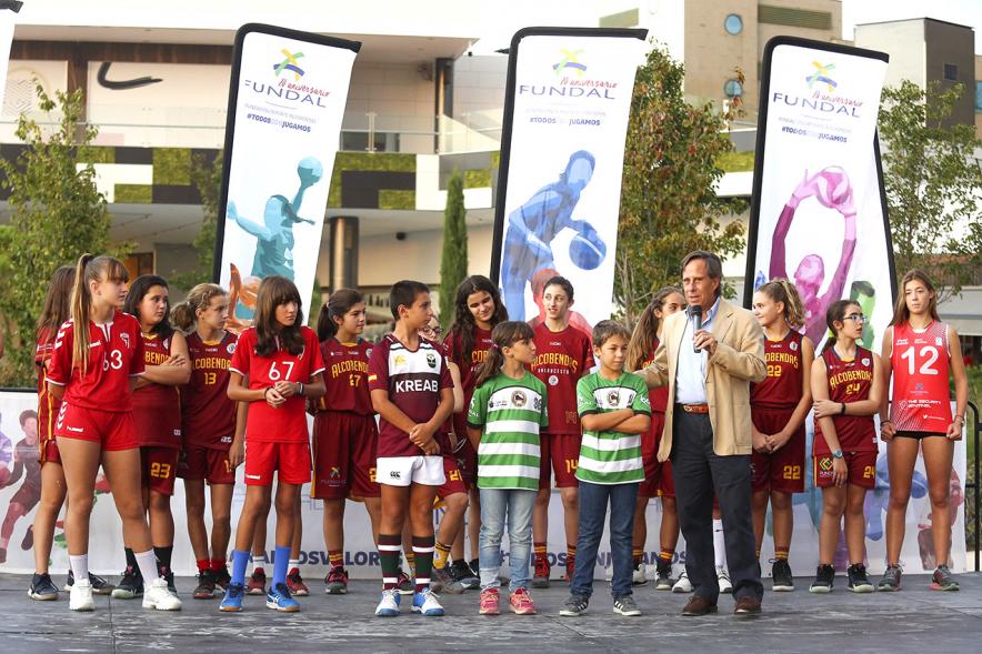 Presentación Equipos FUNDAL 2018-19 - Imagen de la presentación de un equipo infantil con el alcalde García de Vinuesa.