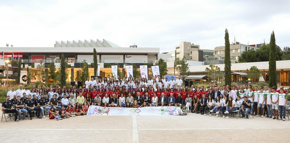 Presentación Equipos FUNDAL 2018-19 - Panorámica del posado de todos los equipos  con el equipo municipal, del sr. Garcia de Vinuesa.