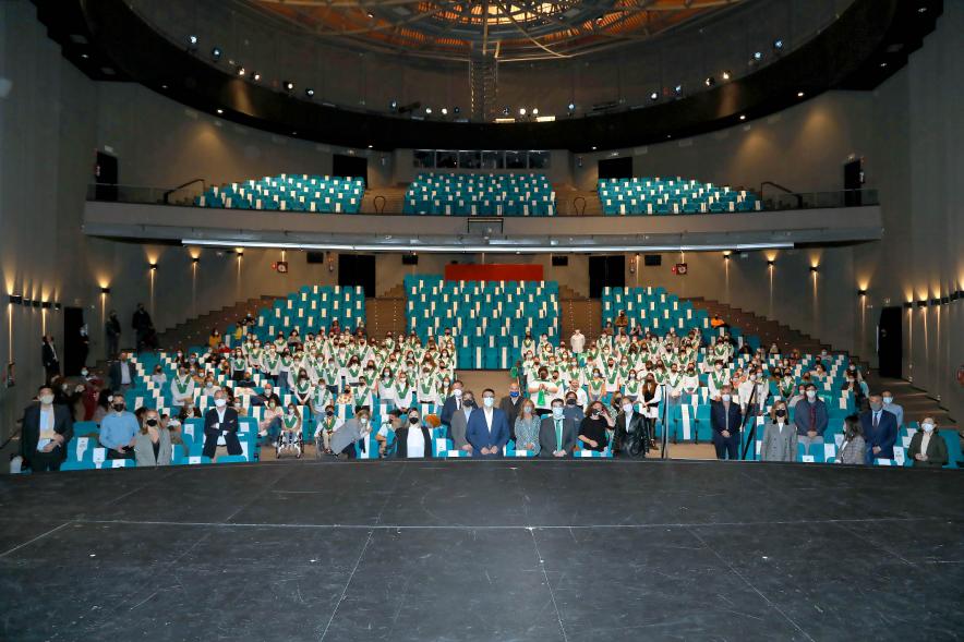 Foto general de los representantes del consistorio y beneficiarios. 