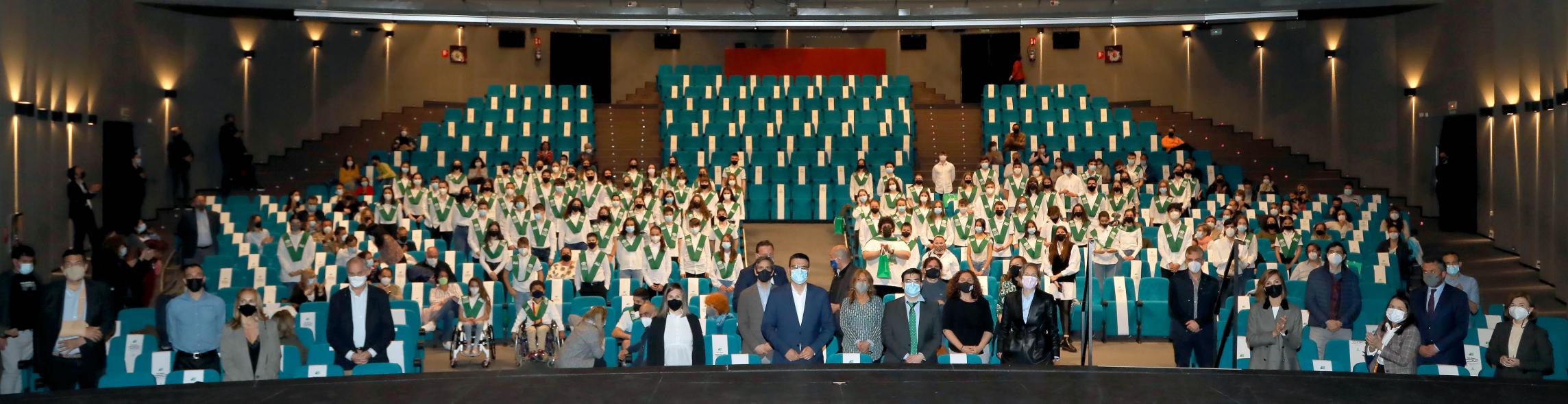 Foto general de los representantes del consistorio y beneficiarios. 